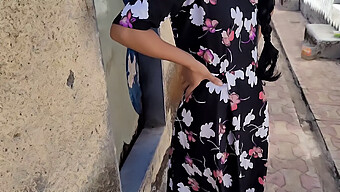 Desi Bhabhi Jakaa Vaimonsa Nuoremman Miehen Kanssa Julkisesti